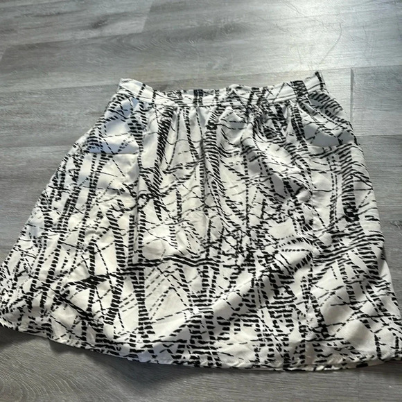 Francesca's Large women’s black and white mini lined casual skirt with pockets - Picture 2 of 9